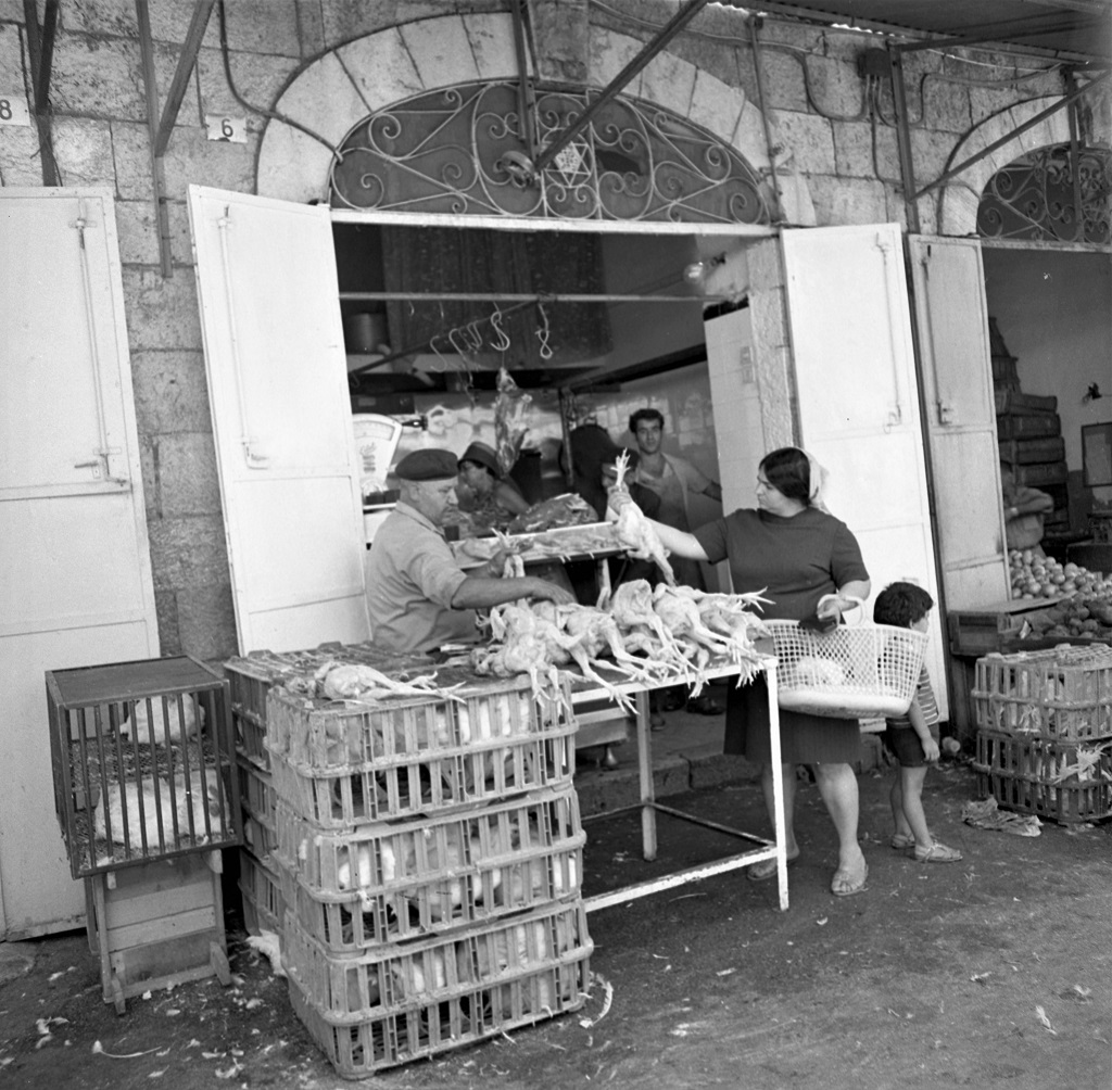 חנות עופות שהייתה בבעלות משפחת בנאי בשוק מחנה יהודה, 1971 (NKH\429796)