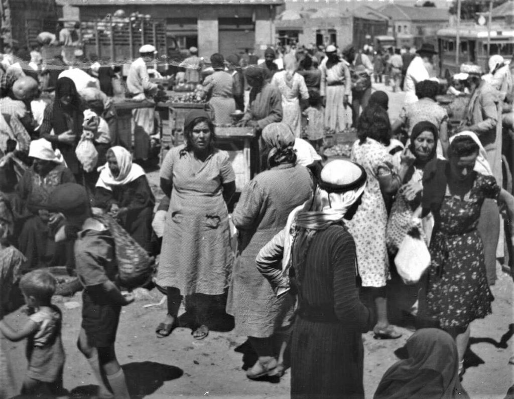 שוק מחנה יהודה, 1943 צילום: רודולף יונס, אוסף התצלומים של קרן היסוד (PHKH\1264115)