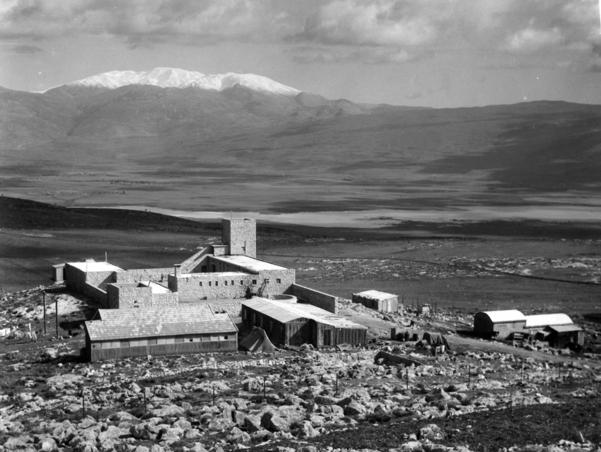 מצודת ישע על רכס נפתלי על רקע החרמון המושלג, שנות ה־40 בקירוב