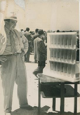 קלרווין לצד המודל שיצר עבור בניין רוז בגבעת רם, 1955