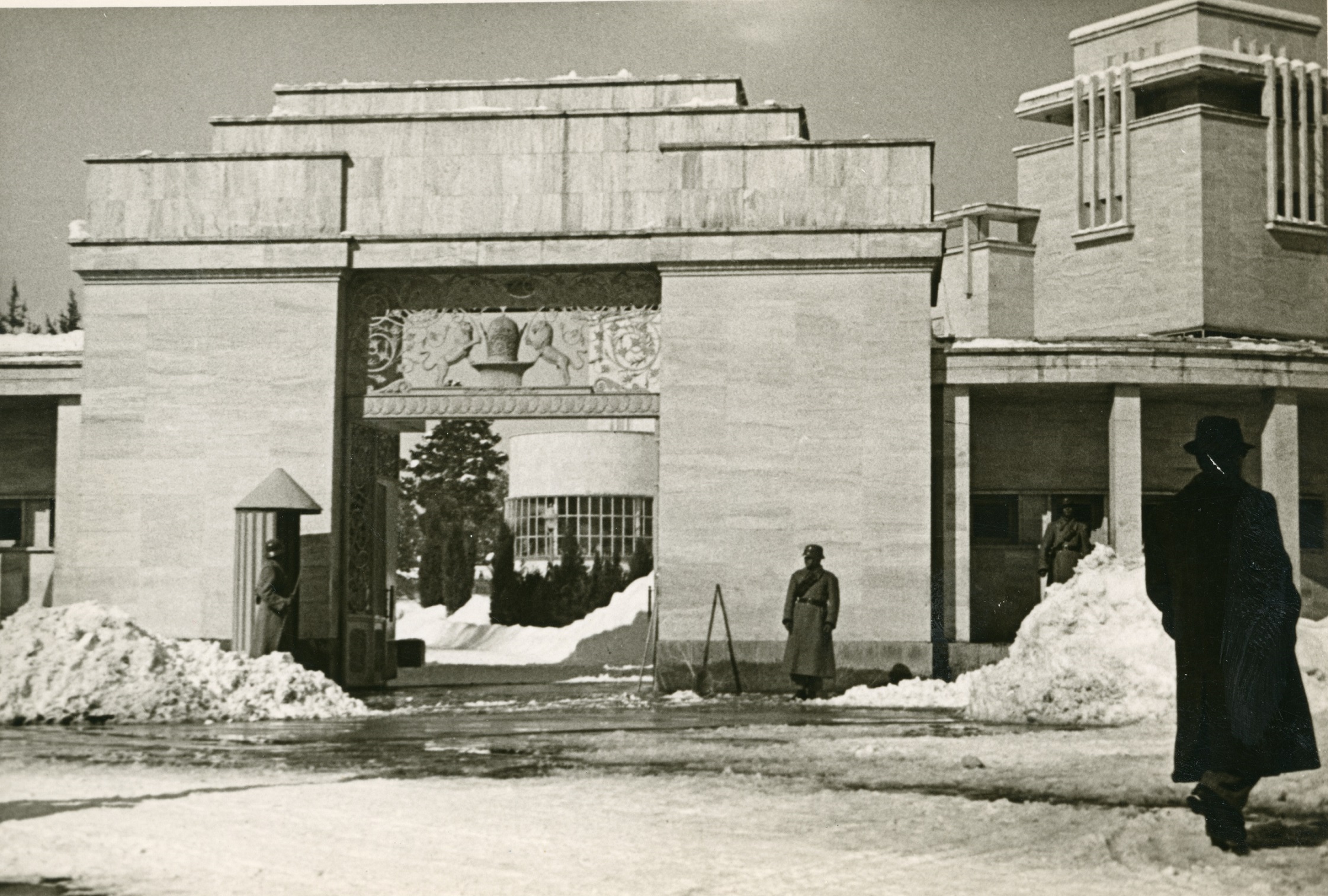 ביתן הכניסה למשרד ממשלתי, סמוך לפארק הלאומי בטהרן