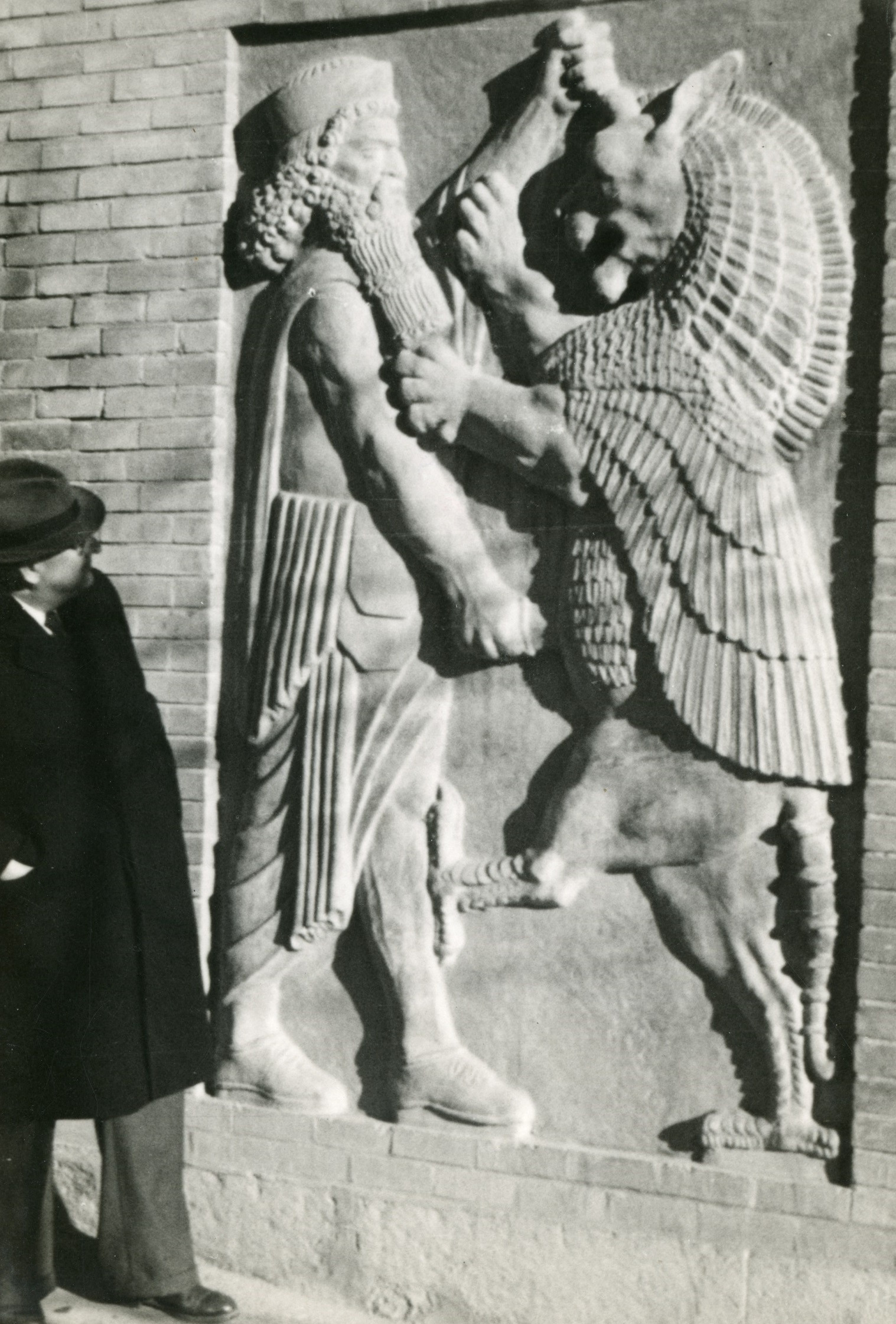 תבליט אבן על אחד המבנים בפארק הלאומי בטהרן