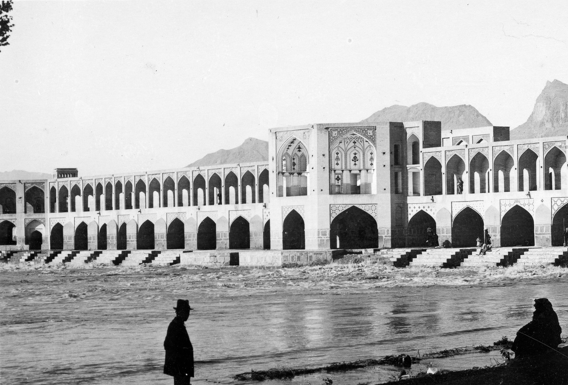 גשר קאג'ו, החוצה את נהר זיאנדה, איספהאן