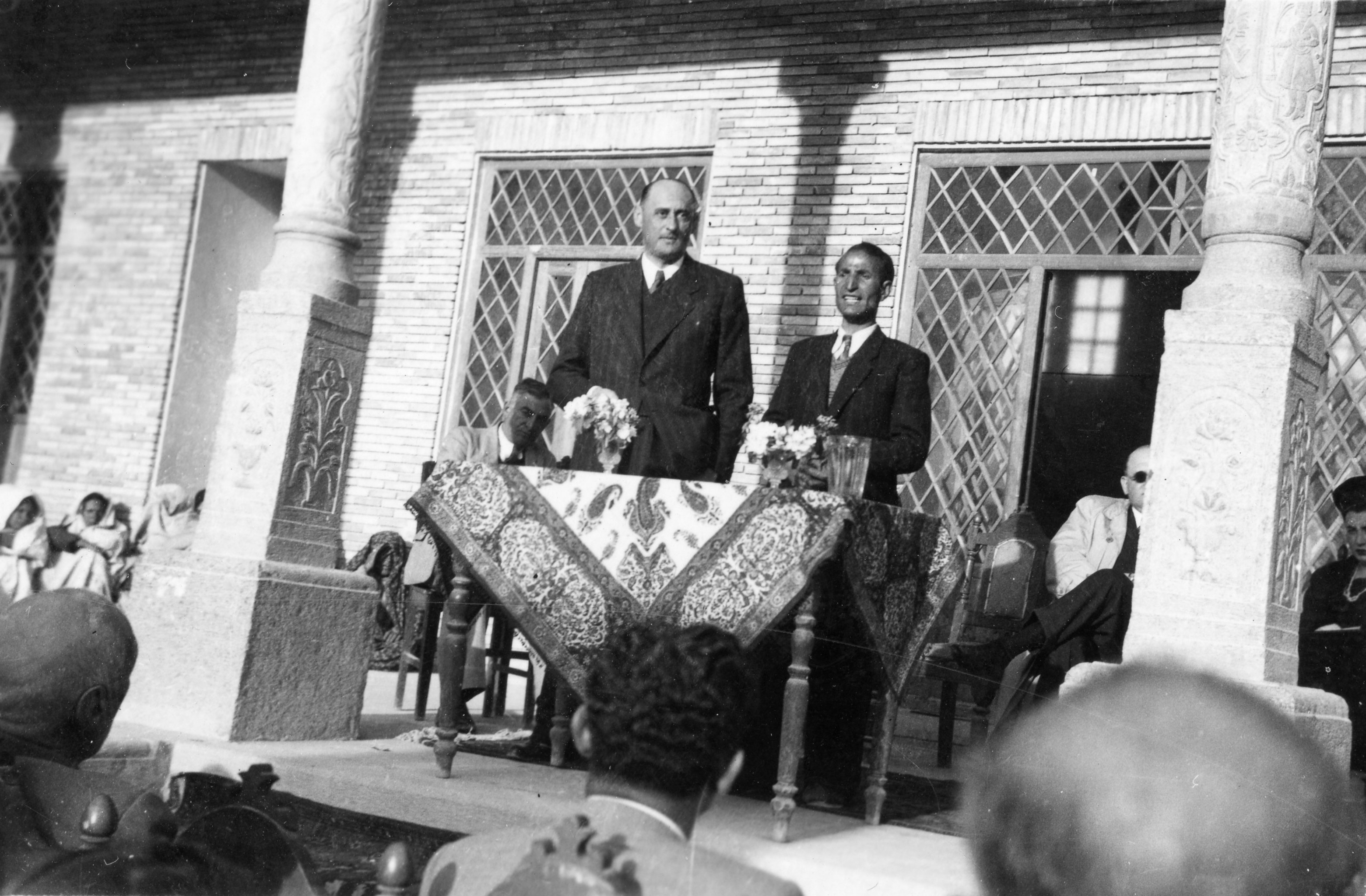 ערן לאור נואם בפני הקהילה היהודית באיספהאן, אפריל 1946