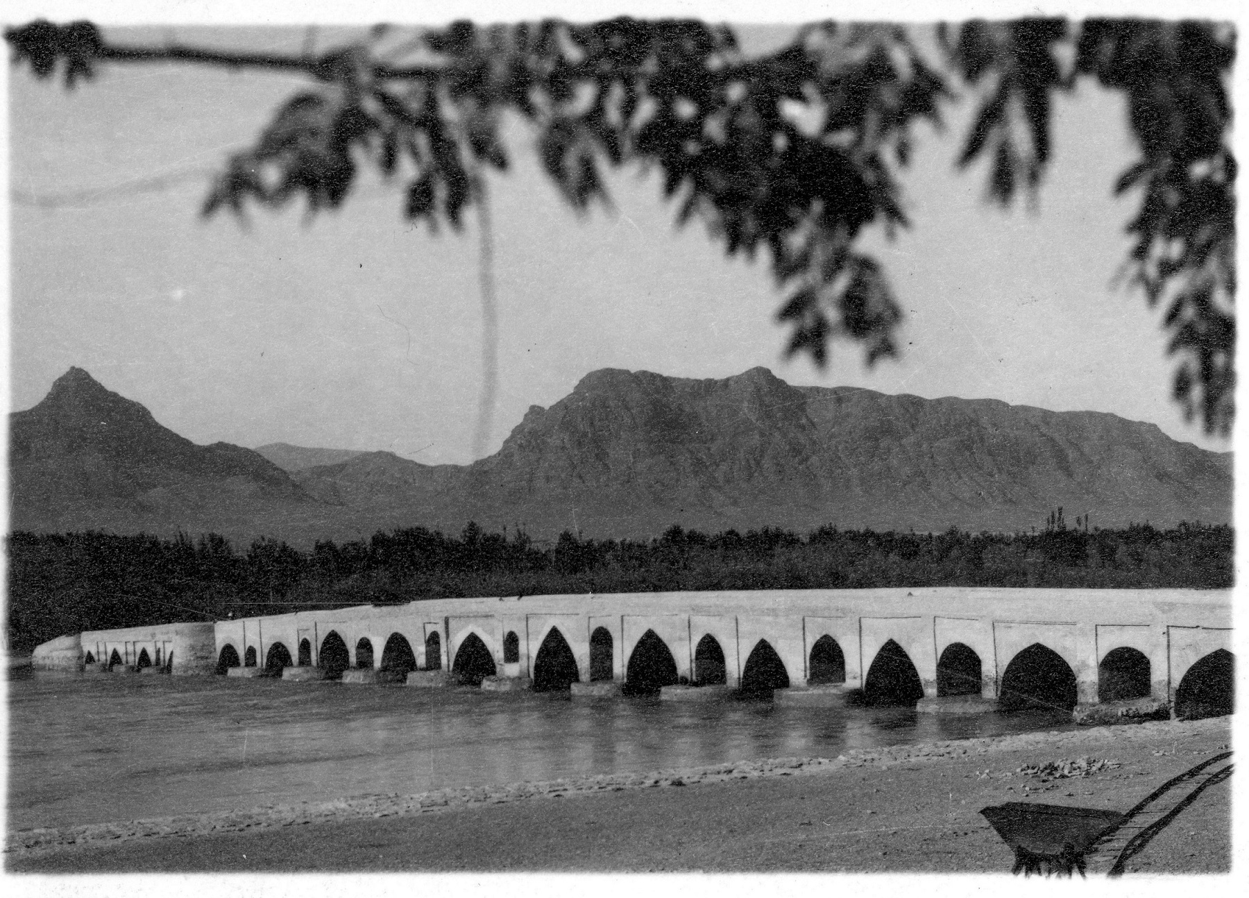 איספהאן: גשר סי-או-סה פול, החוצה את נהר זאינדה-רוד