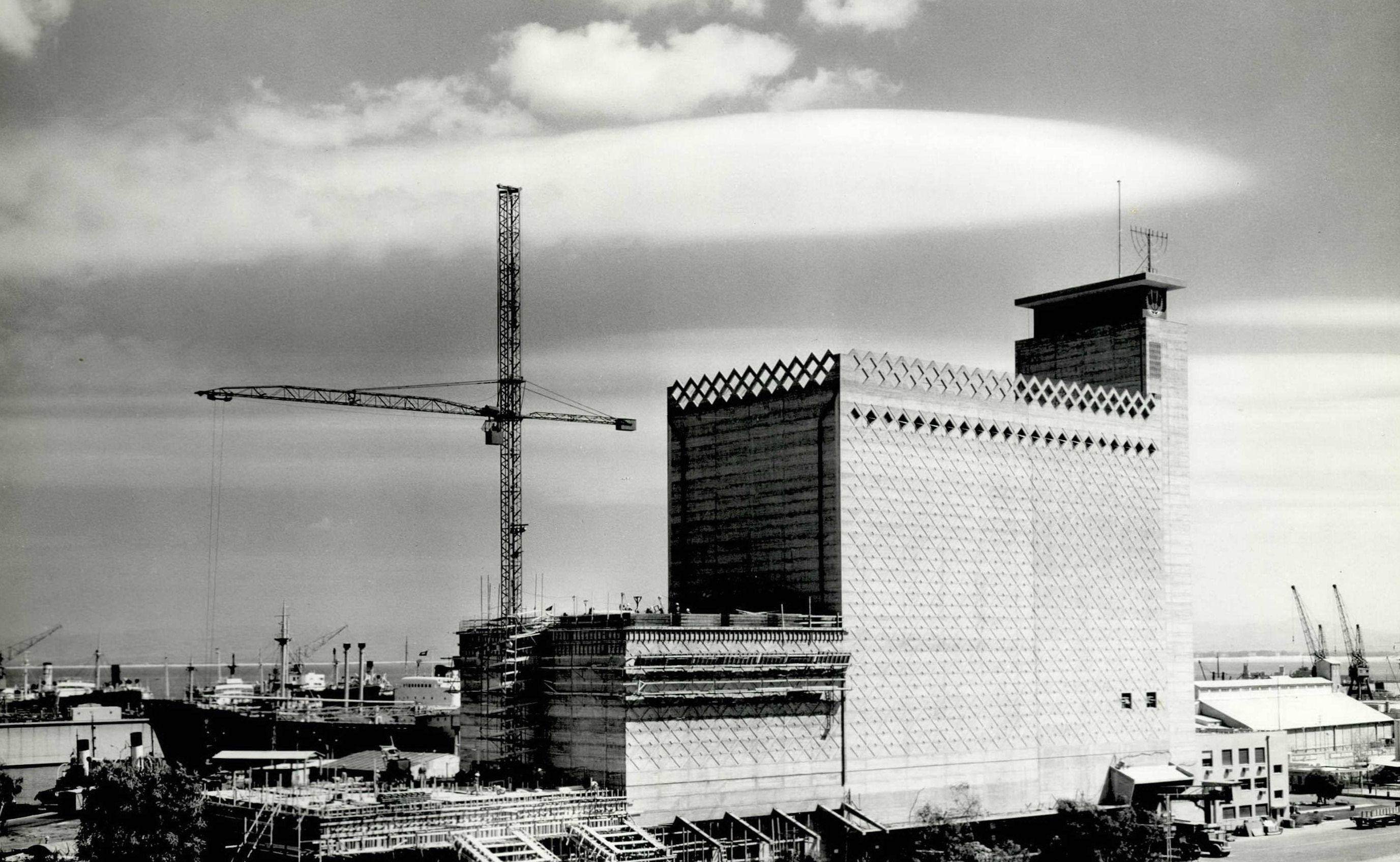 ממגורות דגון בחיפה: הבניין בשלבי בנייתו, 1951