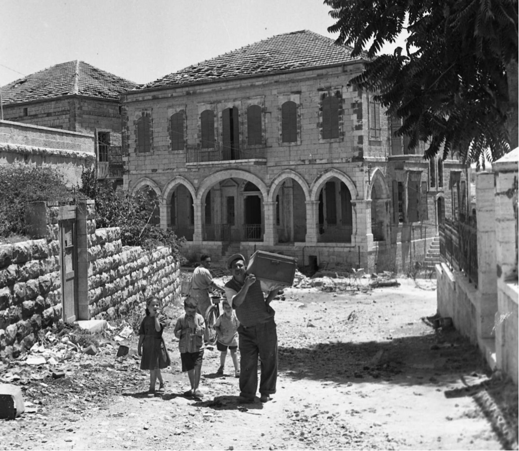 עולים חדשים בשכונת מוסררה הנטושה, ירושלים, 1950