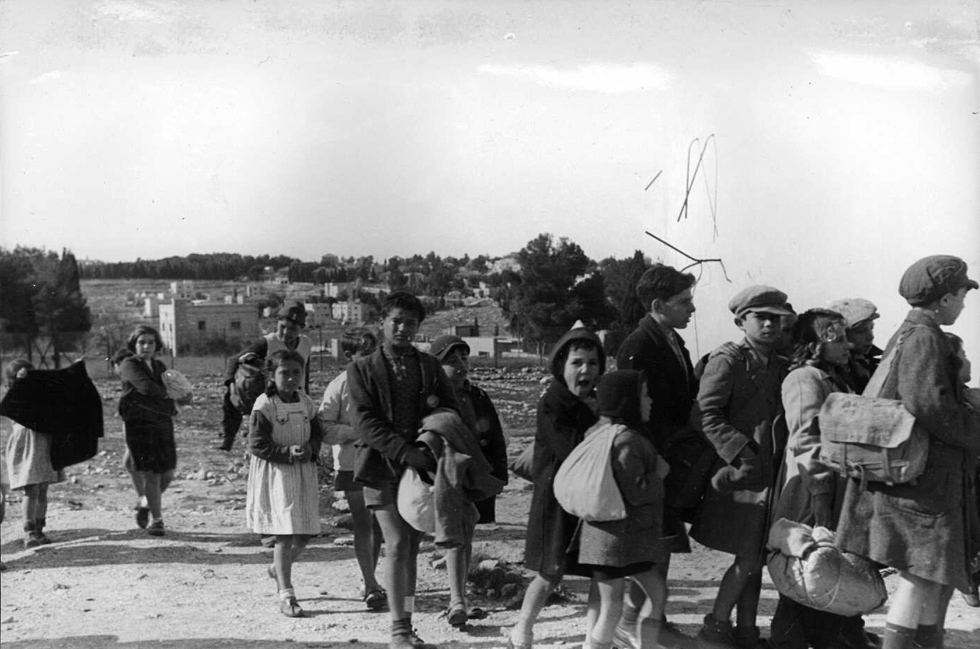 ילדים עולים בהגיעם לשכונת בקעה בירושלים ממחנה באר יעקב