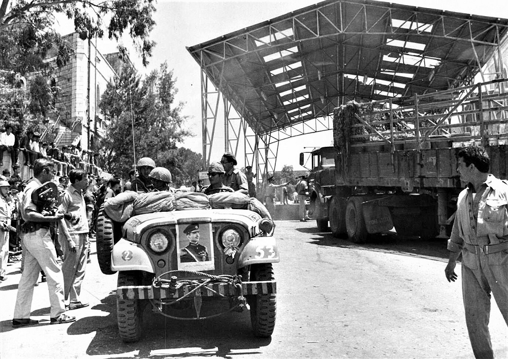 צוות טלוויזיה בסמוך לג'יפ צבאי, מעבר מנדלבאום, יוני 1967. צילום: זאב רדובן (PHKH\1288504)