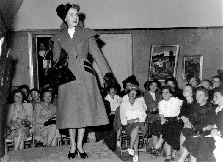תצוגת אופנה במכון לאומנים, ירושלים 6.11.1949 (PHPS\1325204)
