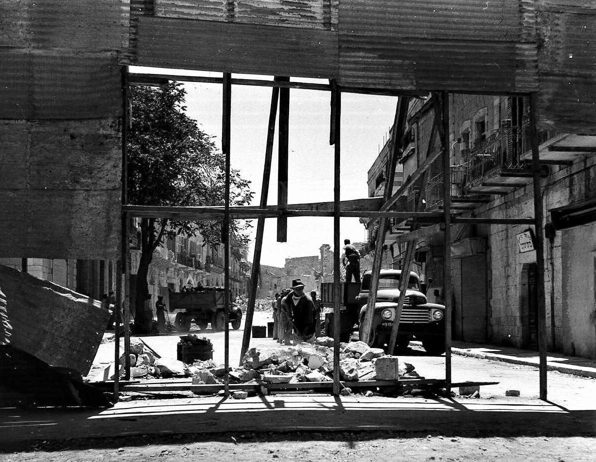 בניית קיר הפרדה באזור המפורז בין ישראל לירדן בשכונת ממילא, 1950. צילום: פריץ שלזינגר (PHSC\1202948)