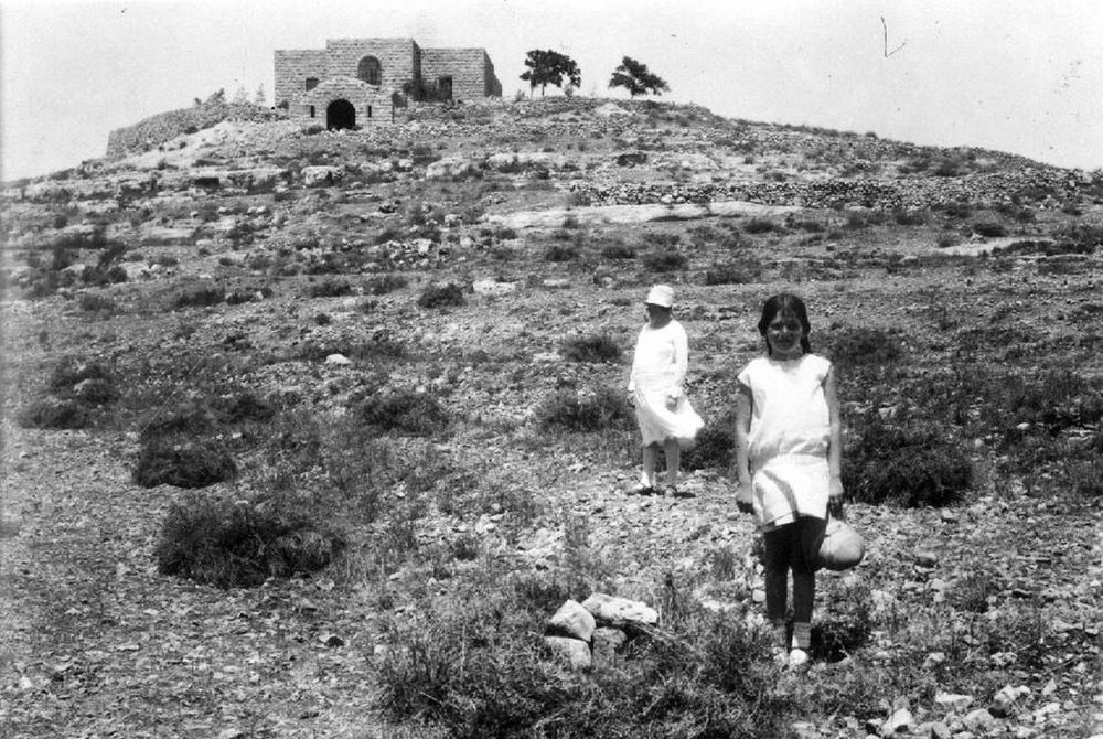 חנה הראובני ובִתה אילת השחר באחד מן הסיורים להכרת צמחי המקורות ולזיהוים. שלהי שנות ה־20