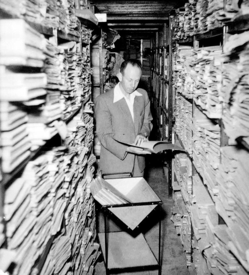 אלסברג במחסן הארכיון הציוני, 1952