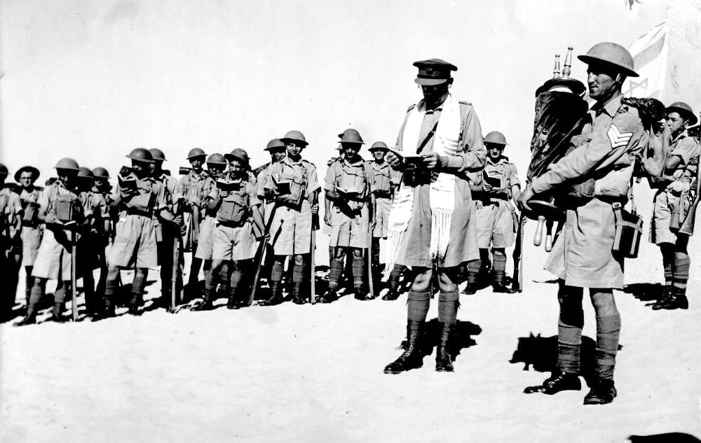 תפילת בוקר של חיילי הפלוגה הארץ ישראלית בצבא הבריטי, 1942