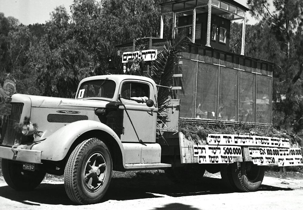 המשאית של קיבוץ קריית ענבים ועליה מיצג של ענף הלול וענפי המשק