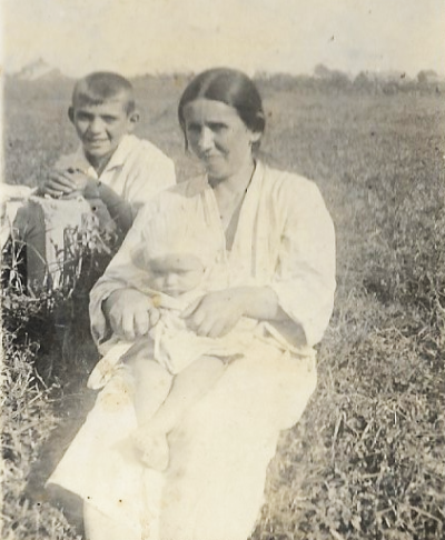 דב סושינסקי, לצד אימו שרה ואחיו התינוק נתן. התמונה באדיבות המשפחה.