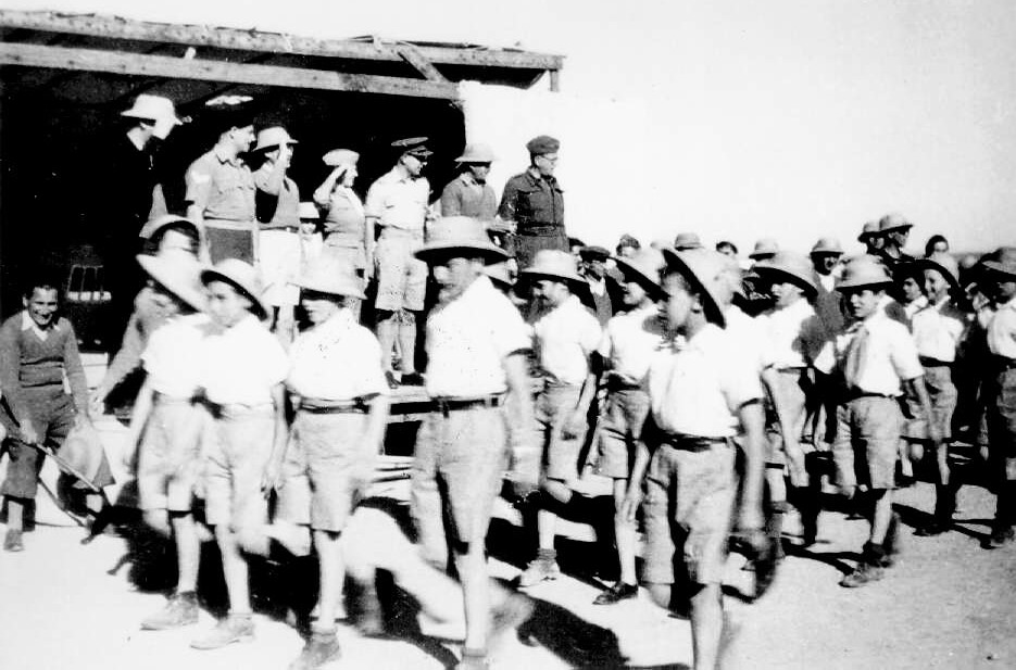 "ילדי טהרן" הגולים מפולין במחנה העקורים בטהרן בעת ביקור של נציגי הסוכנות היהודית, 1942