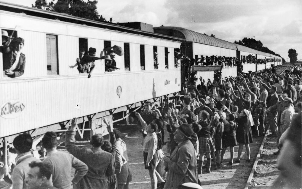 "ילדי טהרן" עם הגעתם לרחובות ברכבת ממצרים, פברואר 1943