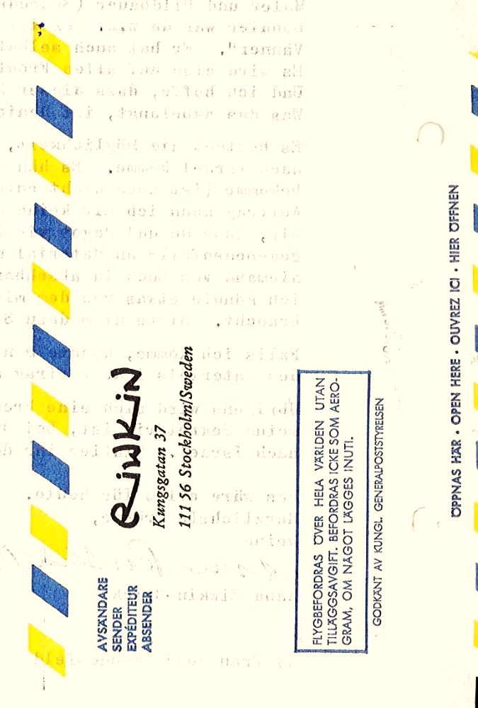 הלוגו של הצלמת על צדה האחורי של איגרת האוויר