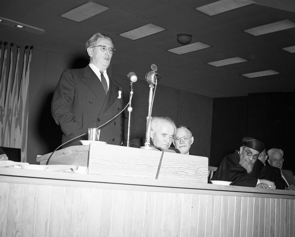 נשיא הקונגרס הכ"ג בירושלים נחום גולדמן, ולצדו ראש הממשלה דוד בן־גוריון. בנייני האומה, 1951
