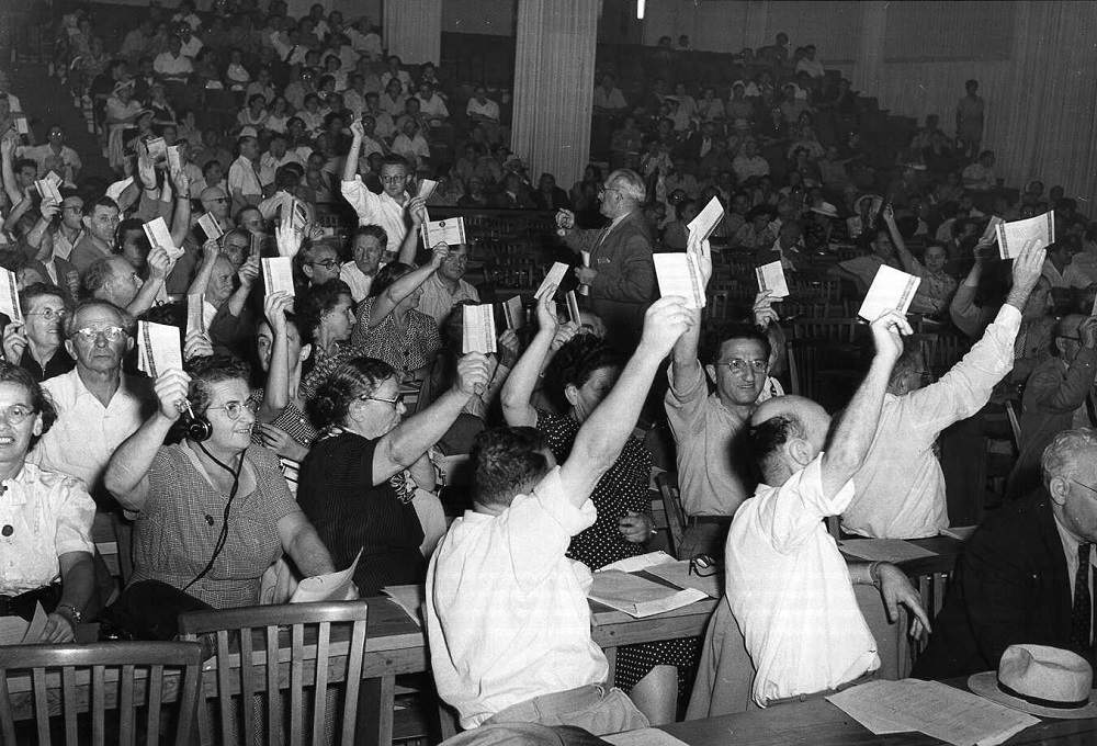 צירי הקונגרס הכ"ג מצביעים במליאה, בנייני האומה, ירושלים