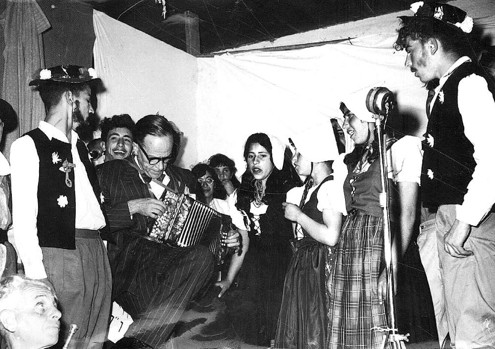 מסיבת פורים בכפר הנוער "קרית יערים", 1957