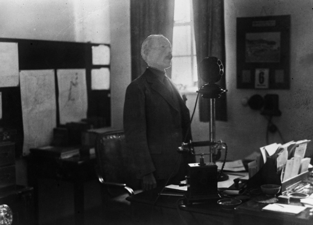 הנציב העליון ווקופ פותח את שידורי הרדיו המנדטורי, 1936