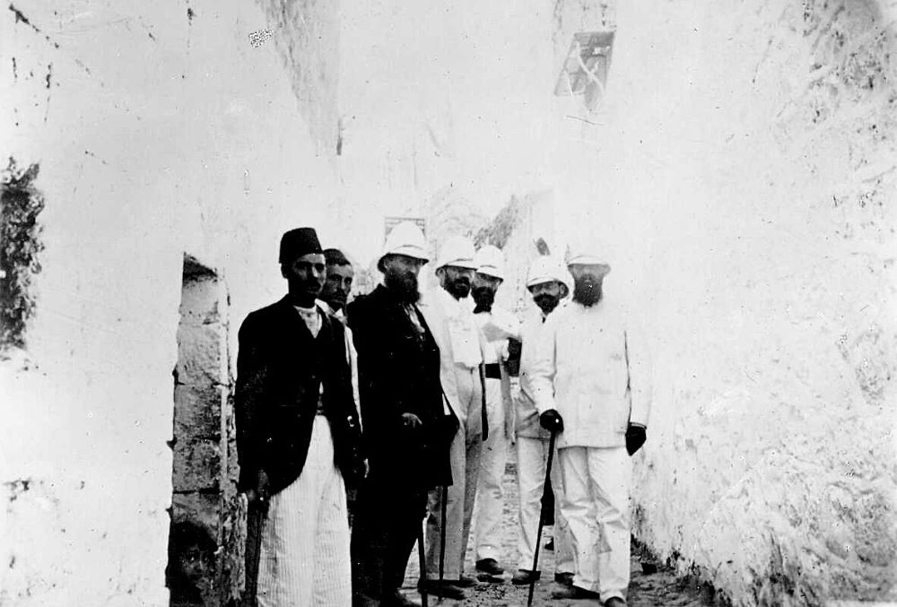 חברי המשלחת הציונית ברחובות העיר העתיקה בירושלים