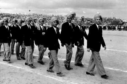 כניסתם של חברי המשלחת מהודו לאיצטדיון, 1950 (PHG\1012096)