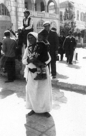 ערבייה עם בנה צופה בחגיגות בתל אביב, 1934. מתוך ארכיון ארווין יעקובי (PHAL1616060)