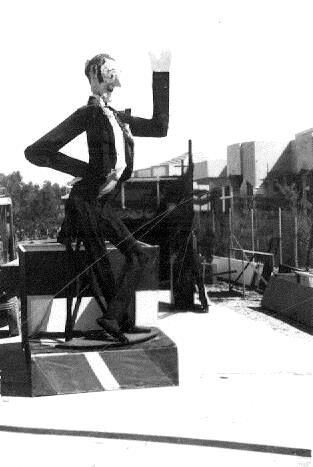 אחד מהפסלים שהוקמו בתל אביב לקראת החגיגות, 1934. מתוך ארכיון ארווין יעקובי (PHAL1616074)