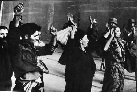 מגיני גטו וורשה נכנעים לצבא הנאצי  (PHKH\1300463)