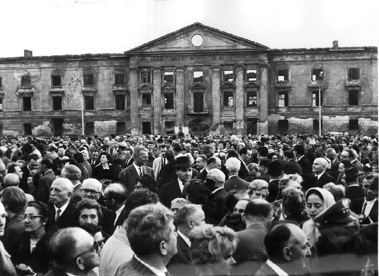 20 שנה למרד גטו ורשה, קהל ברחבת הגטו, 1963, אוסף הקונגרס היהודי העולמי PHWJC\1685755))