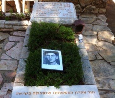 Moshe Wilinger's new headstone, with his parents' names