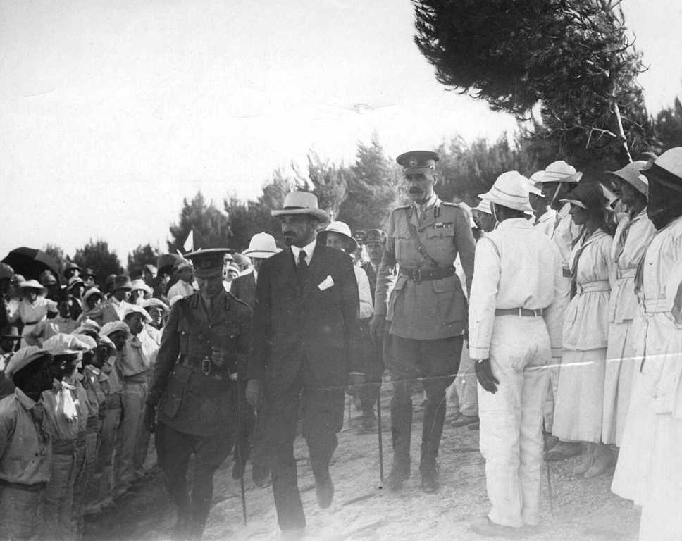 חיים ויצמן מפלס את דרכו בין הקהל הלבוש לבן, 1918 (PHG\1069202)