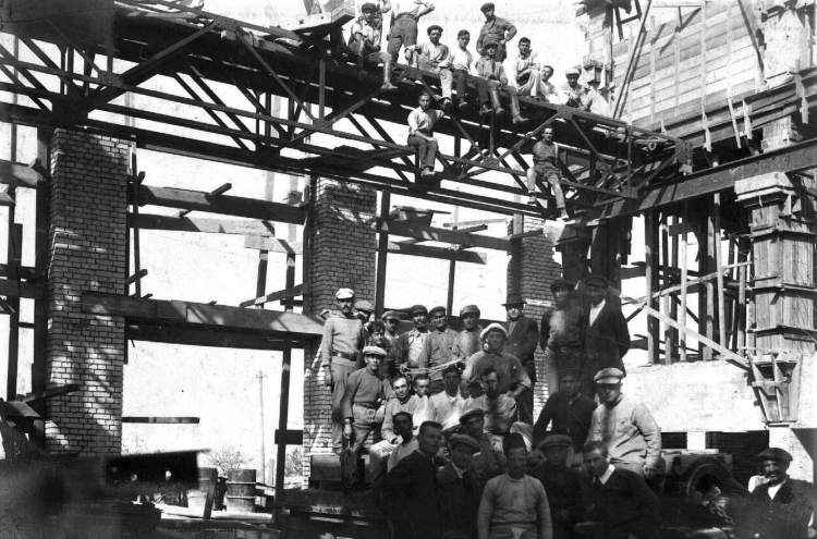 פועלים ועובדים בהפסקה בזמן בנייתה של תחנת החשמל, 1923, מאוסף האלבומים (PHAL\1601329)