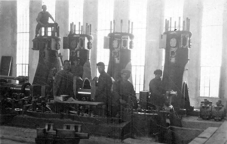 עבודות לחשמול תל אביב, הרכבת מכונות, 1923. מאוסף האלבומים (PHAL\1601341)