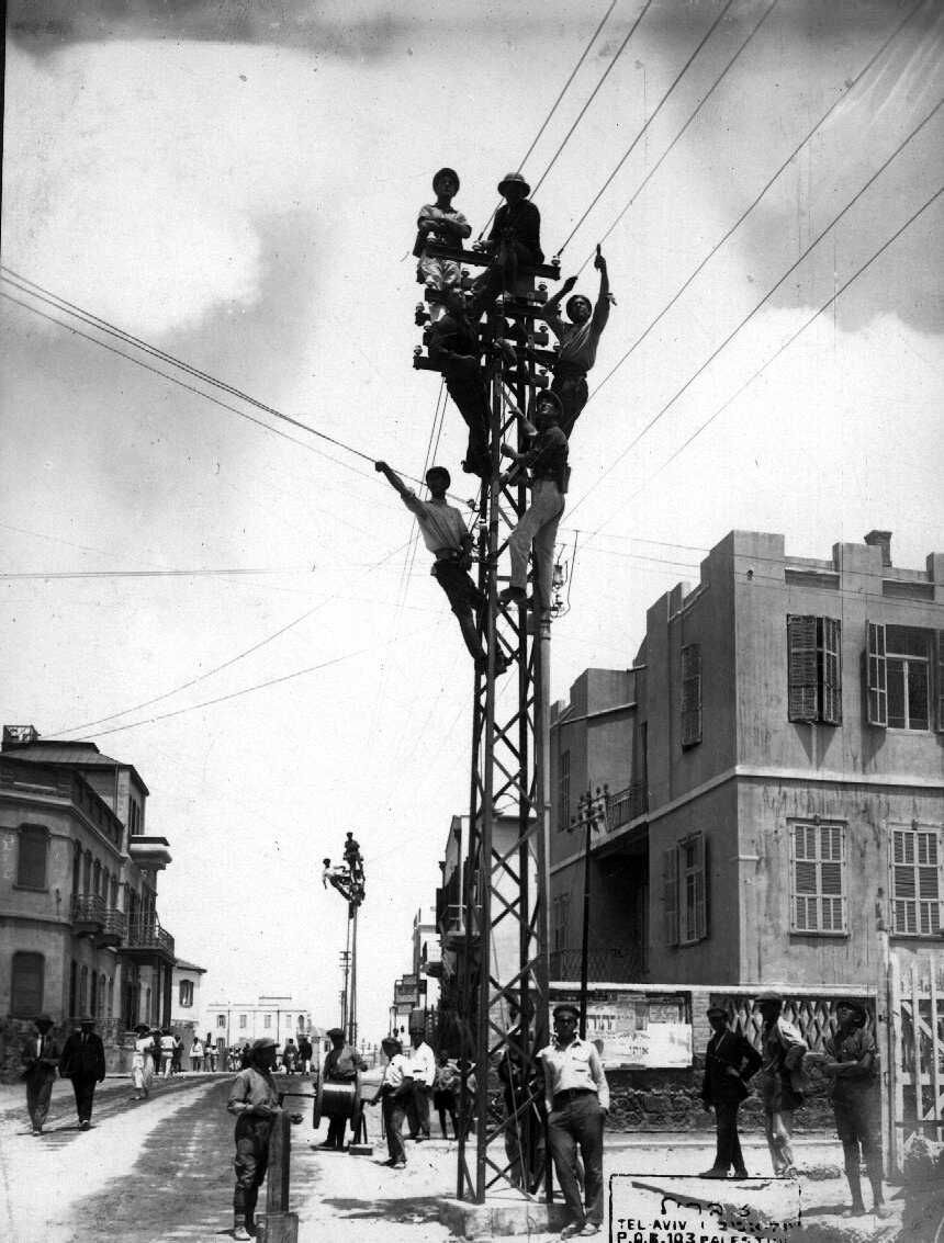 צוות עובדי חברת החשמל מניחים את התשתית לחיבור בתי תל אביב לתחנת הכוח הראשונה בארץ, יוני 1923. צלם: ז. בריל, מאוסף האלבומים (PHAL