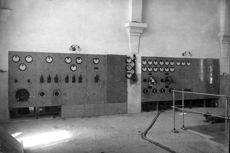 לוח הבקרה בתחנת החשמל, 1923. אוסף האלבומים (PHAL\1601368)