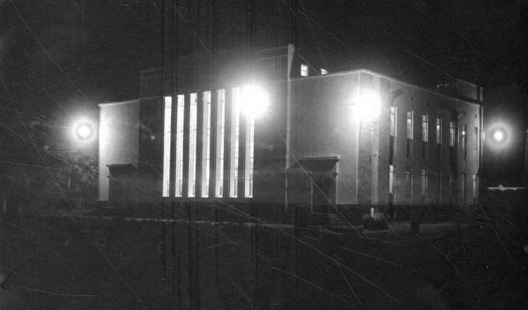 תחנת הכוח מוארת בלילה, 1923. צילום: ז. בריל (PHAL\1601373)