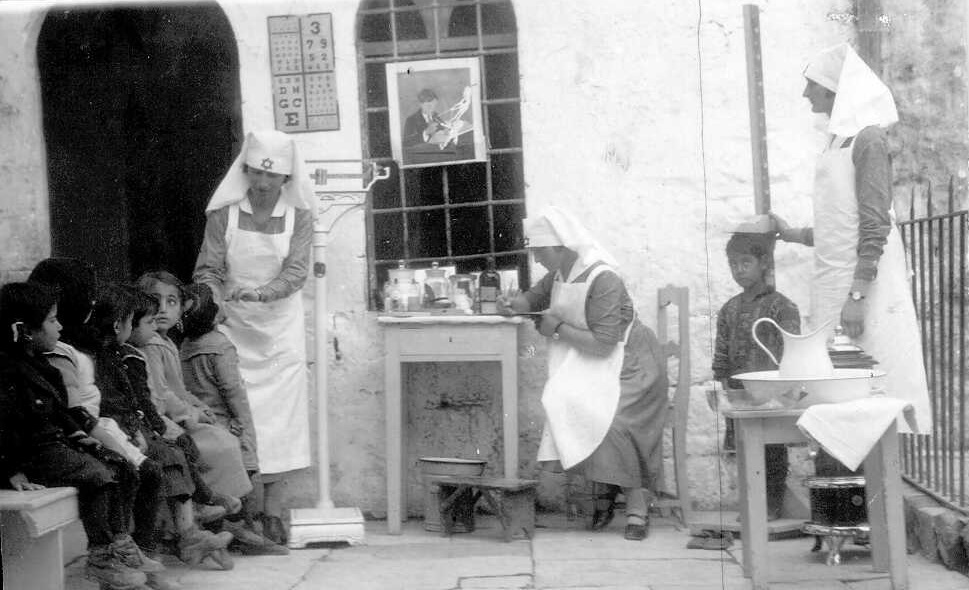 אחיות "הדסה" מטפלות בילדי גן בירושלים, שנות ה-20 (PHG\1002568)