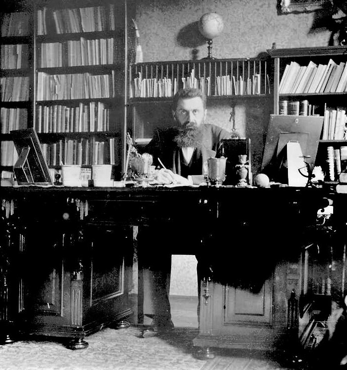 הרצל ליד שולחן הכתיבה שלו, 1900 לערך (PHG\1011634)
