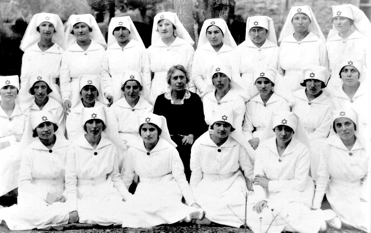 הנרייטה סאלד עם האחיות הראשונות של ביה"ח "הדסה" בירושלים, 1921 (PHG\1017362)