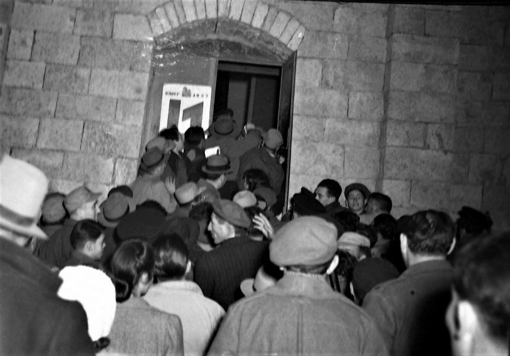 קהל רב מחכה להצביע באחת הקלפיות בירושלים, אוסף קרן היסוד (NKH\425239)