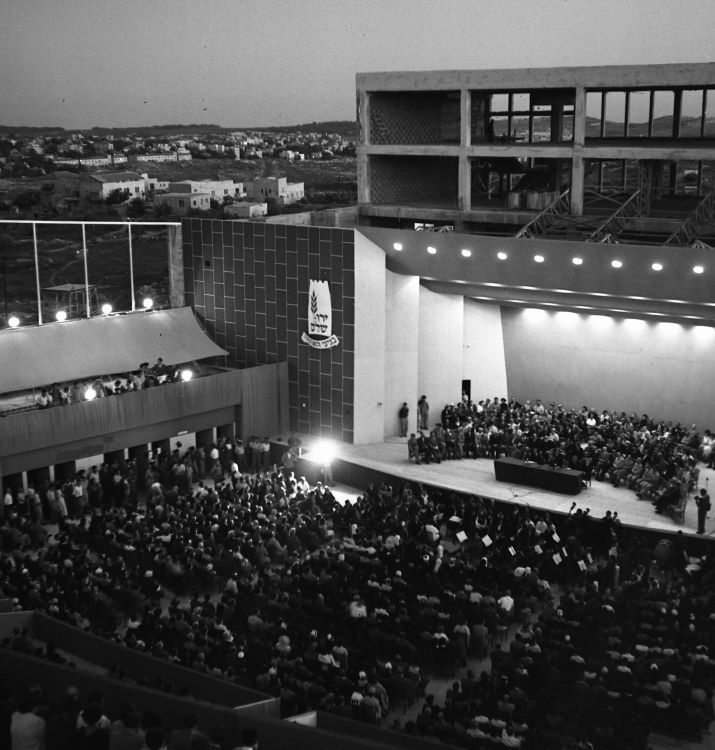 אירוע הפתיחה של התערוכה "כיבוש השממה" באולם המרכזי של "בנייני האומה" תחת כיפת השמיים, 22.9.1953