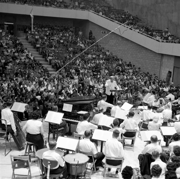 התזמורת מנגנת בטקס פתיחת תערוכת העשור, אוסף קרן היסוד (NKH\451626)