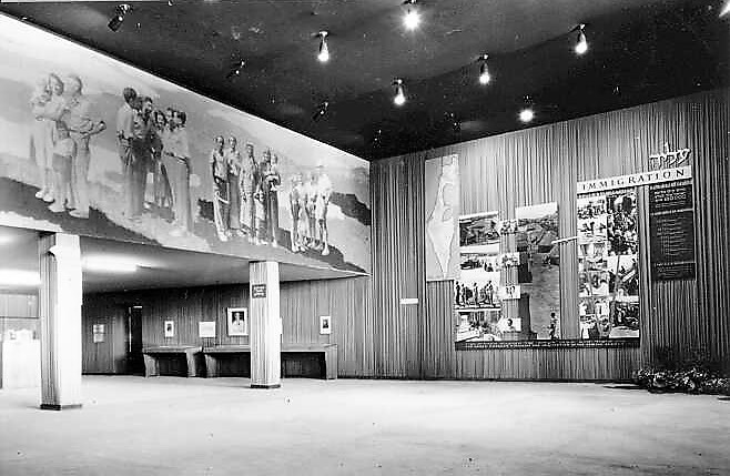 הכניסה לבנייני האומה ותערוכת מוסד ביאליק בקונגרס הציוני העשרים ושלושה בירושלים, 1951 (PHG\1013227)