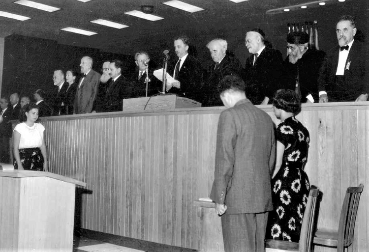 ברל לוקר בנאום הפתיחה של הקונגרס מתייחד עם זכרם של קורבנות השואה וחללי מלחמת העצמאות, בנייני האומה, 1951 (PHG\1013236)