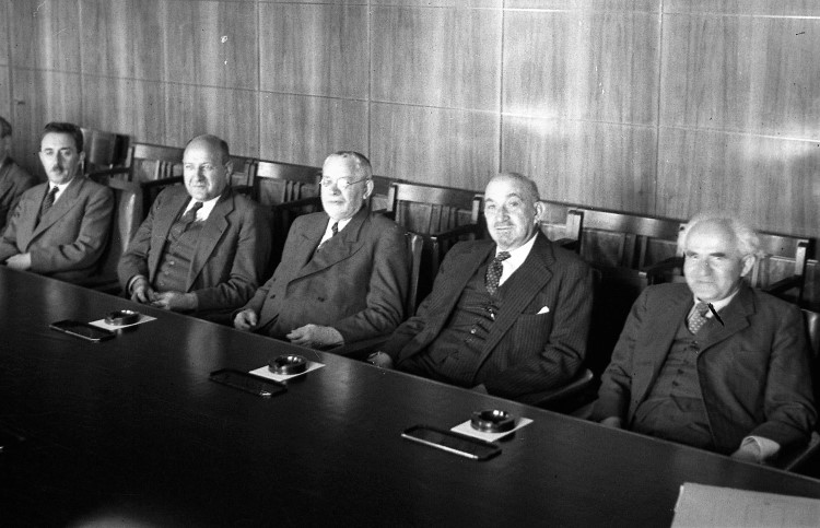 הנהלת הסוכנות היהודית בישיבה בירושלים, 1944, אוסף קרן היסוד.