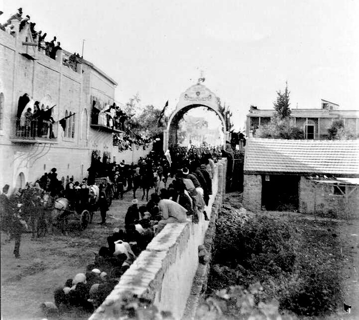 פמליית הקיסר הגרמני וילהלם השני עוברת דרך שער הכבוד של עדת היהודים,  רחוב יפו, 1898 (PHG\1002155)